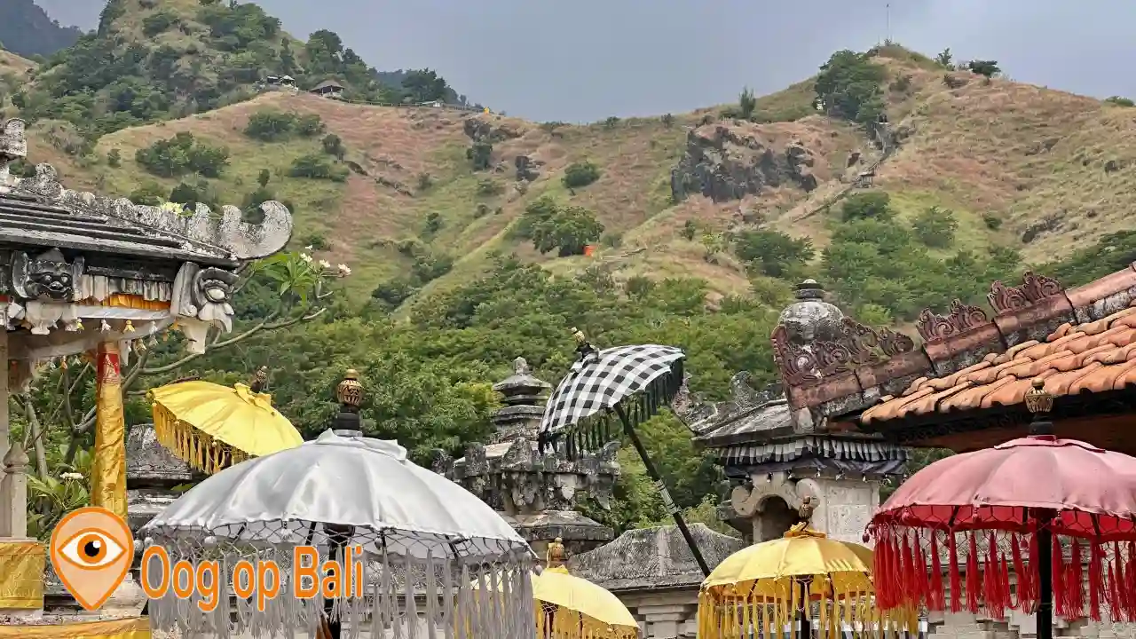 Dahajeng tempel aan de voet van de berg
