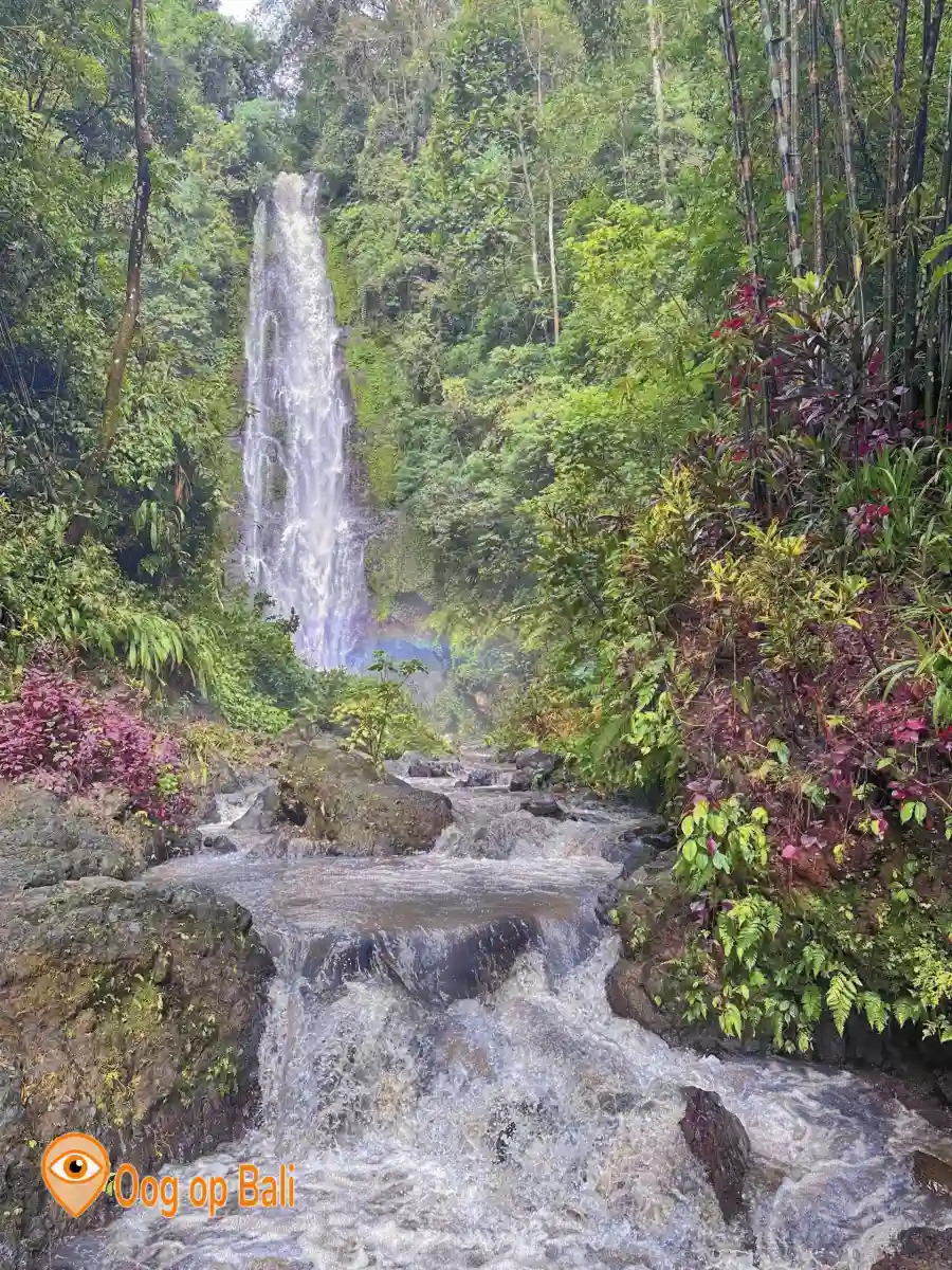 Melanteng waterval met regenboog