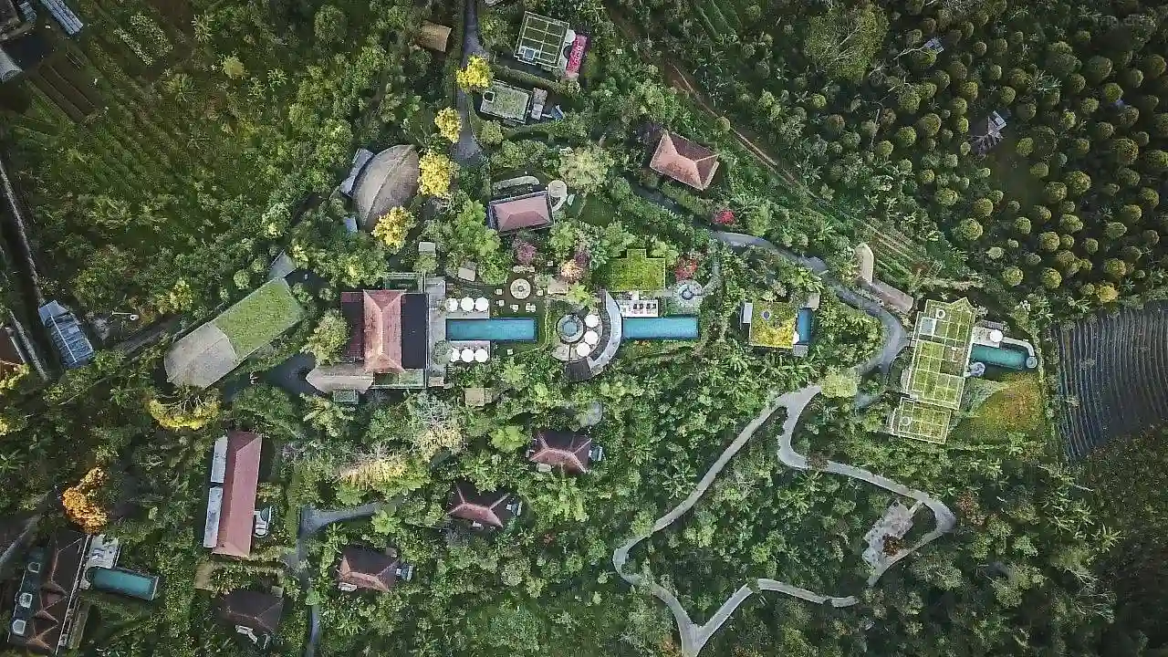 Drone zicht van Munduk Moding Plantation Nature Resort